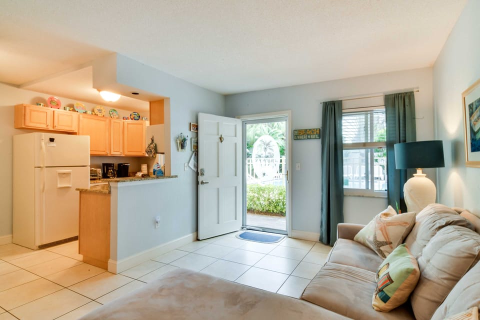 Steps to St. Pete Beach: Condo w/ Pool! Apartment in Saint Pete Beach