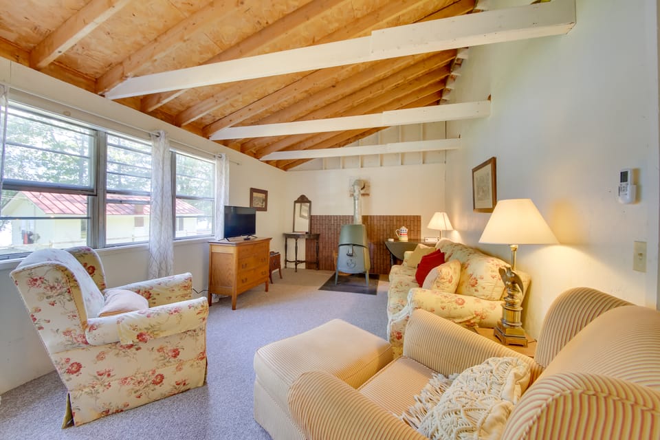 Rustic Retreat Across from Lake; Family Friendly! Cottage in Union