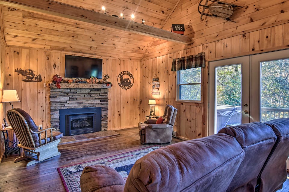 'Nature's Retreat' w/ Hot Tub: 7 Mi to Bryson City House in Whittier