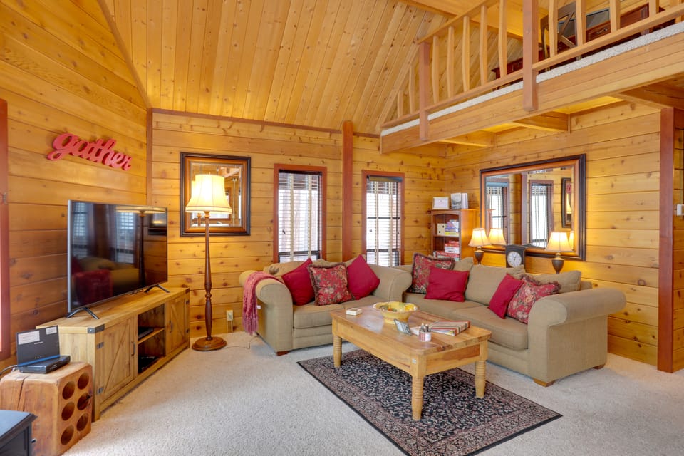 2 Mi to Northstar Resort: Idyllic Cabin w/ Shuttle House in Northstar Drive