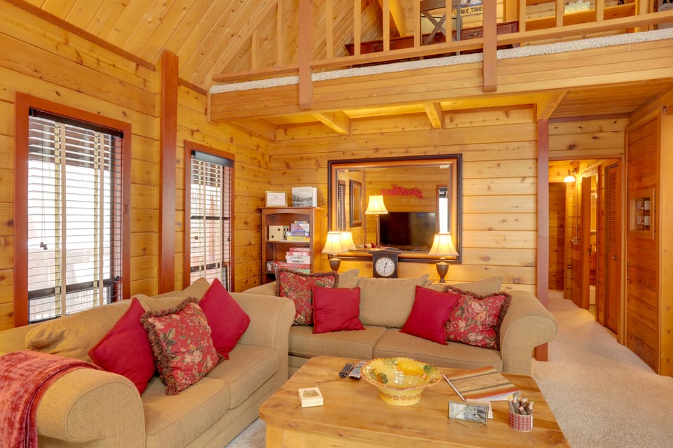 2 Mi to Northstar Resort: Idyllic Cabin w/ Shuttle House in Northstar Drive