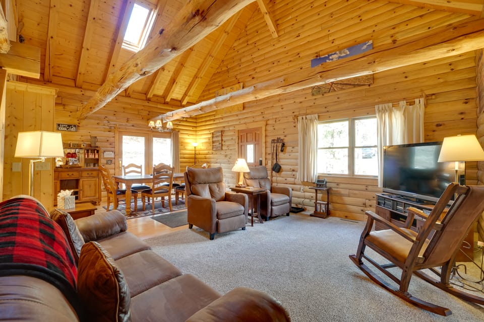 Picturesque Log Cabin in Estes Park: 9 Mi. to RMNP House in Estes Park