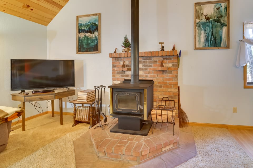Relax Fireside + Play Games! Hiker’s Haven in Pine House in Pine