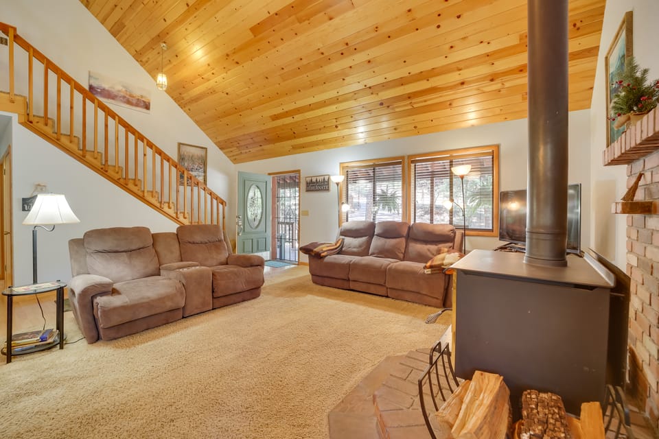 Relax Fireside + Play Games! Hiker’s Haven in Pine House in Pine