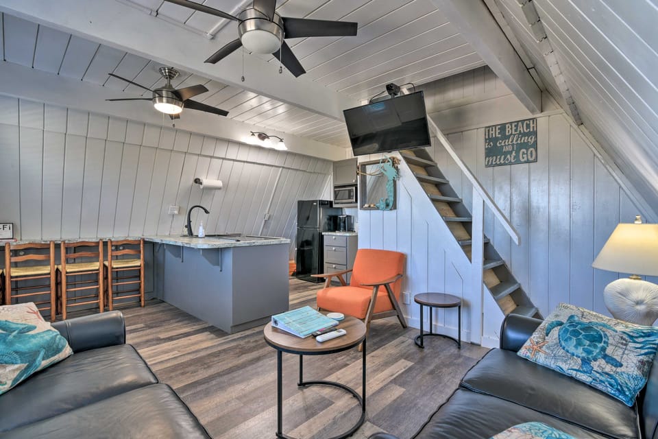 2 Blocks to Surfside Beach: A-Frame Home w/ Deck House in Surfside Beach