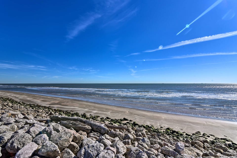 2 Blocks to Surfside Beach: A-Frame Home w/ Deck House in Surfside Beach