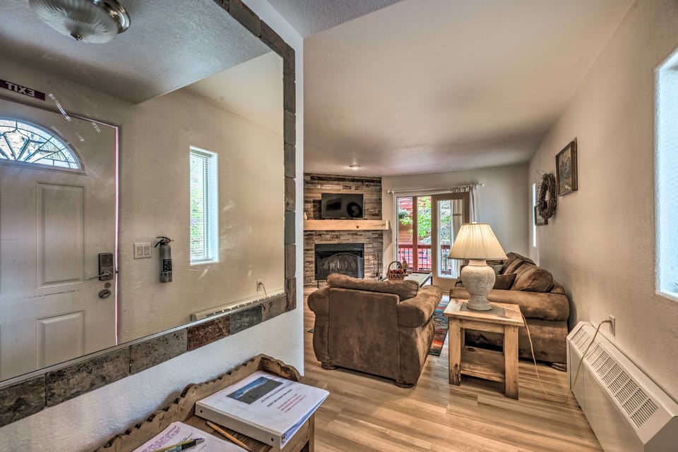 Mountain Lodge w/ Hot Tub, Walk to Grindstone Lake Apartment in Ruidoso