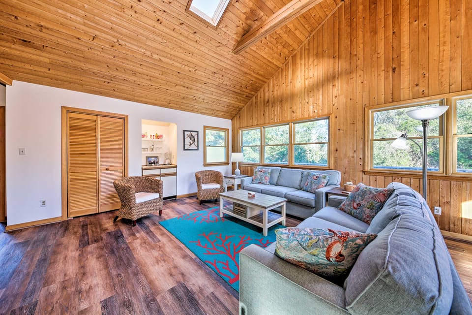 Bright Southern Shores Family Home < 1 Mi to Beach House in Southern Shores