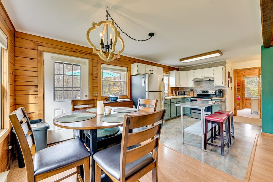 High Peak Heaven: Cozy Log Cabin on 1 Acre! House in Capital District, NY, USA