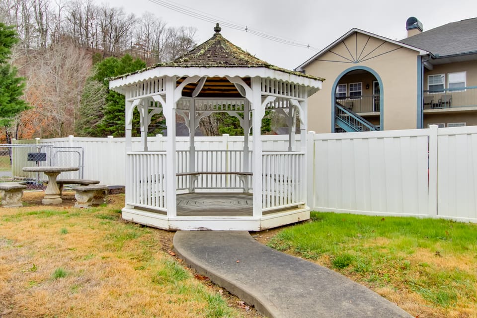 Parkway Condo ~ Walk to Island in Pigeon Forge! Apartment in Pigeon Forge