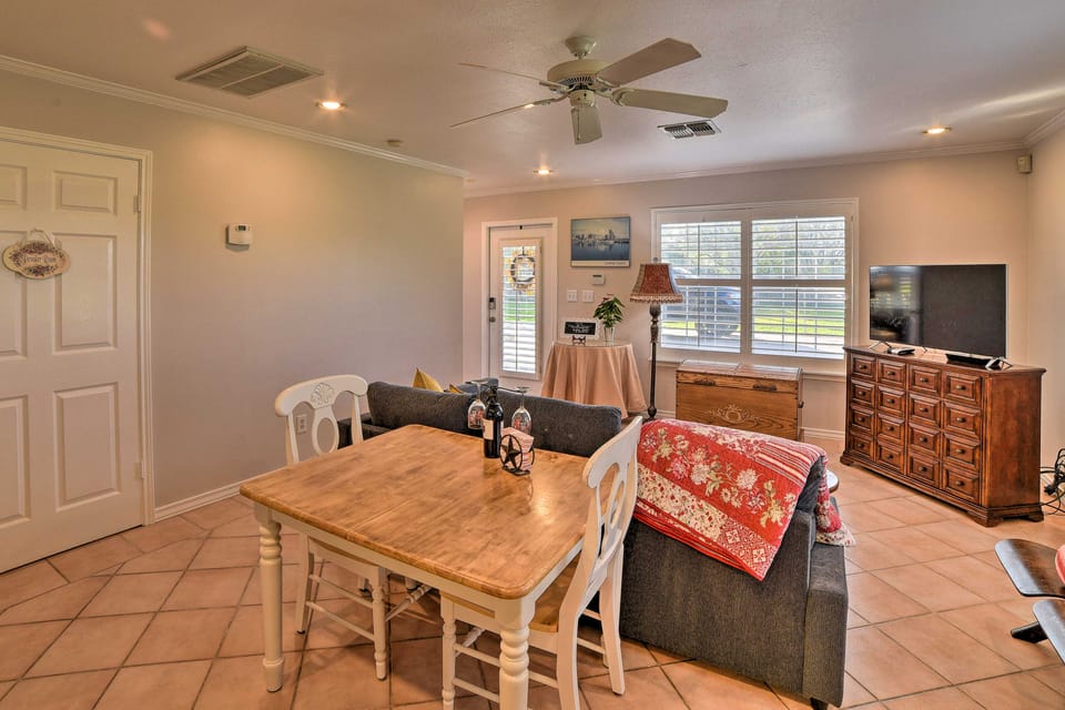 Casa de Samuel - Patio, Fountain & Outdoor Kitchen Cottage in Nueces County