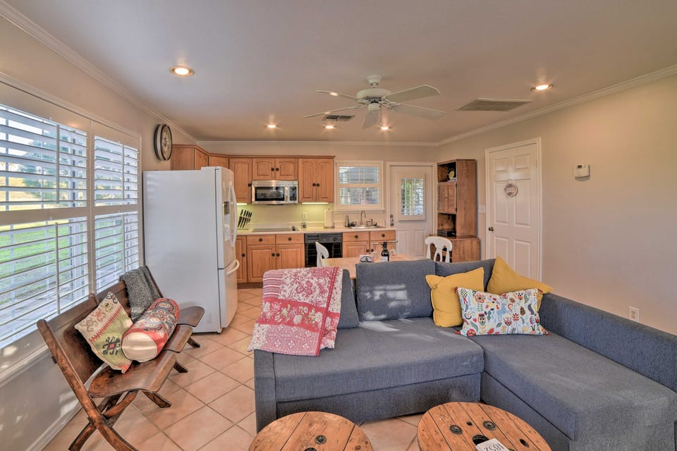 Casa de Samuel - Patio, Fountain & Outdoor Kitchen Cottage in Nueces County