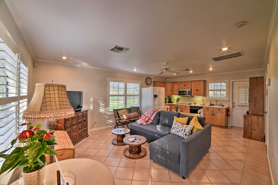 Casa de Samuel - Patio, Fountain & Outdoor Kitchen Cottage in Nueces County