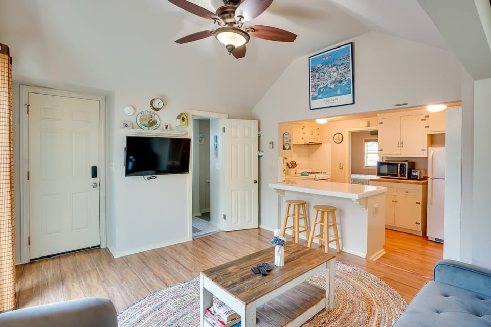 Tropical Island Escape w/ Deck, Walk to Avalon Bay House in Avalon