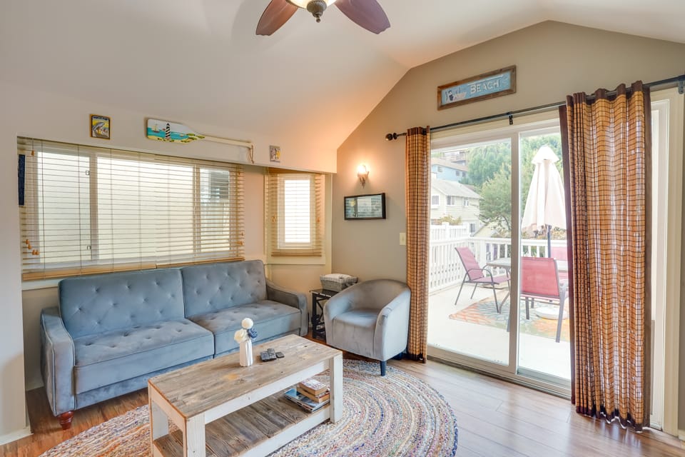 Tropical Island Escape w/ Deck, Walk to Avalon Bay House in Avalon