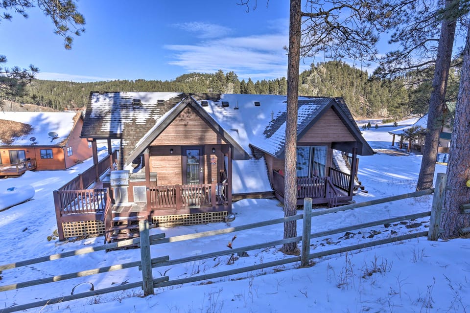 Black Hills Cabin w/ Hot Tub: 11 Mi to Mt Rushmore House in West Pennington