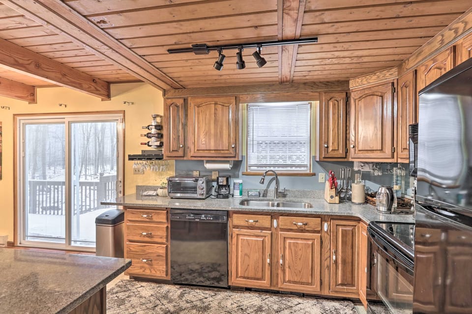 5 Mi to Camelback: Henryville Home w/ Hot Tub! House in Pocono Mountains