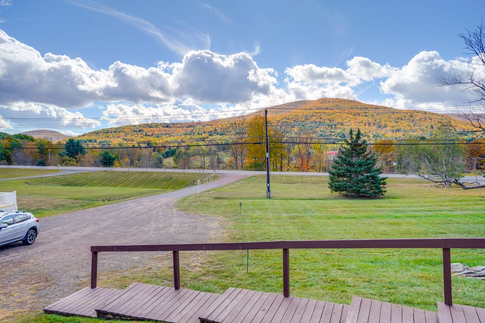 Peaceful Catskills Condo w/ Deck + Mountain View! Apartment in Capital District, NY, USA