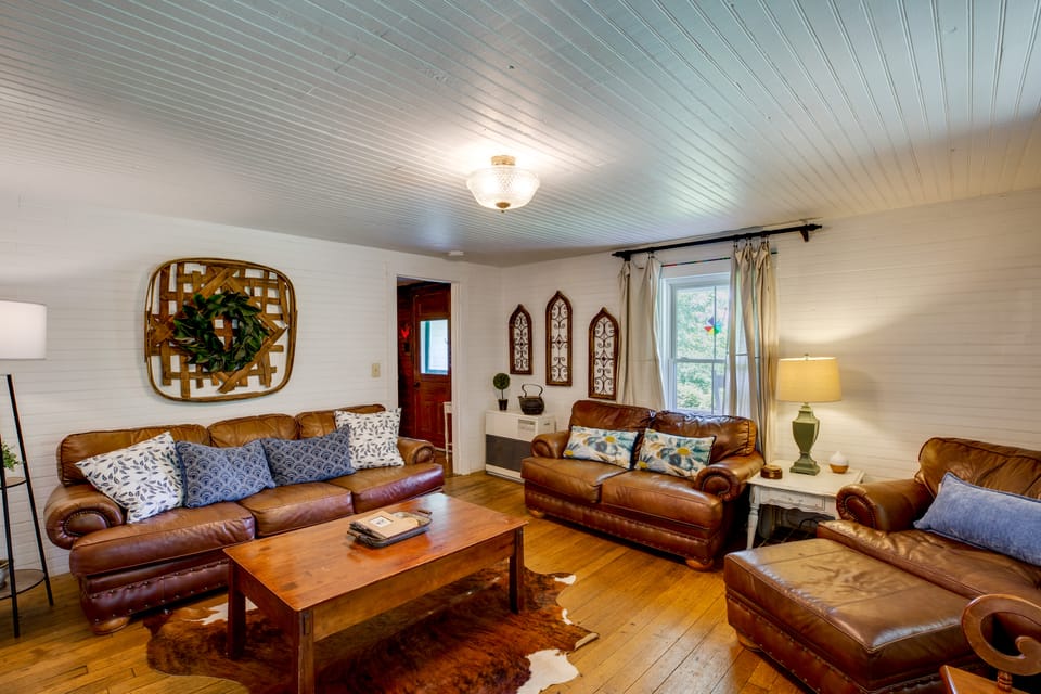 'Lil Red Hen' Cottage in the Boone Area w/ Hot Tub Cottage in West Jefferson