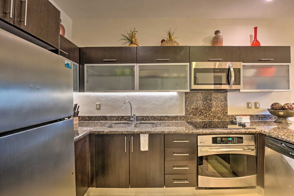 Playa del Carmen Beachfront Condo w/ Pool Access! Apartment in Playa del Carmen