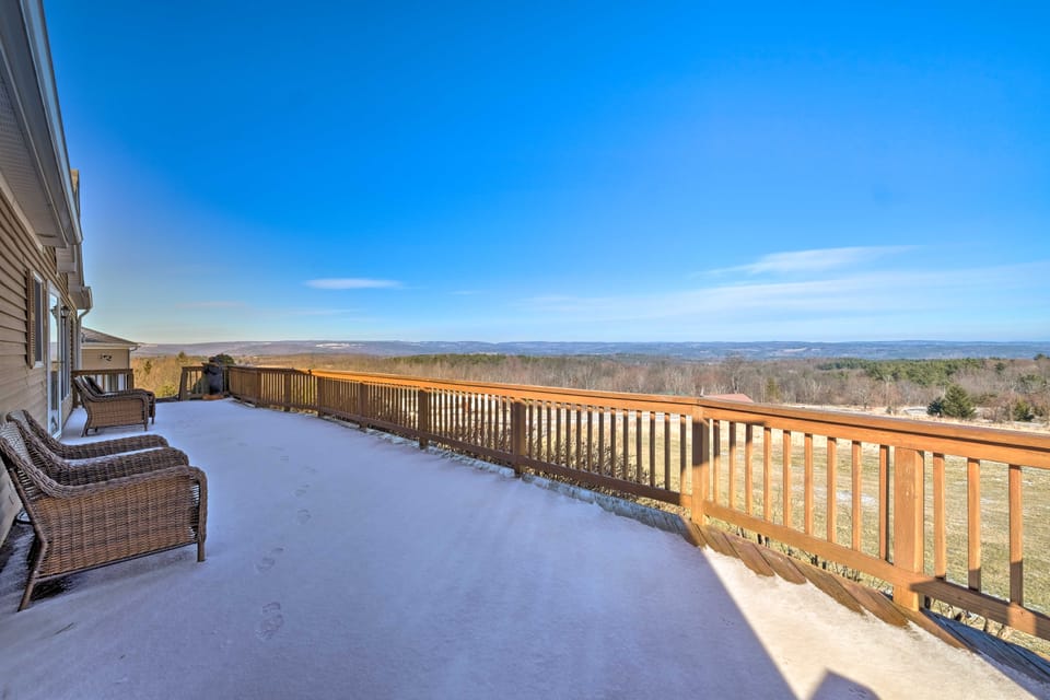 Catskills Mtn Retreat w/ Panoramic View & Fire Pit House in Capital District, NY, USA