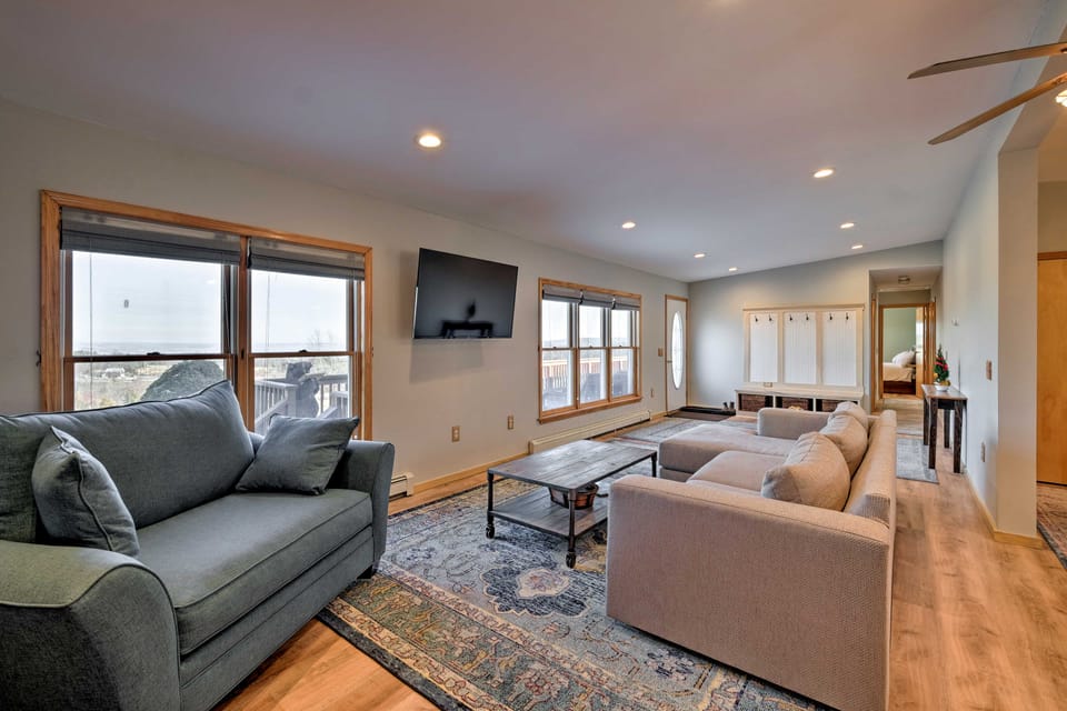 Catskills Mtn Retreat w/ Panoramic View & Fire Pit House in Capital District, NY, USA