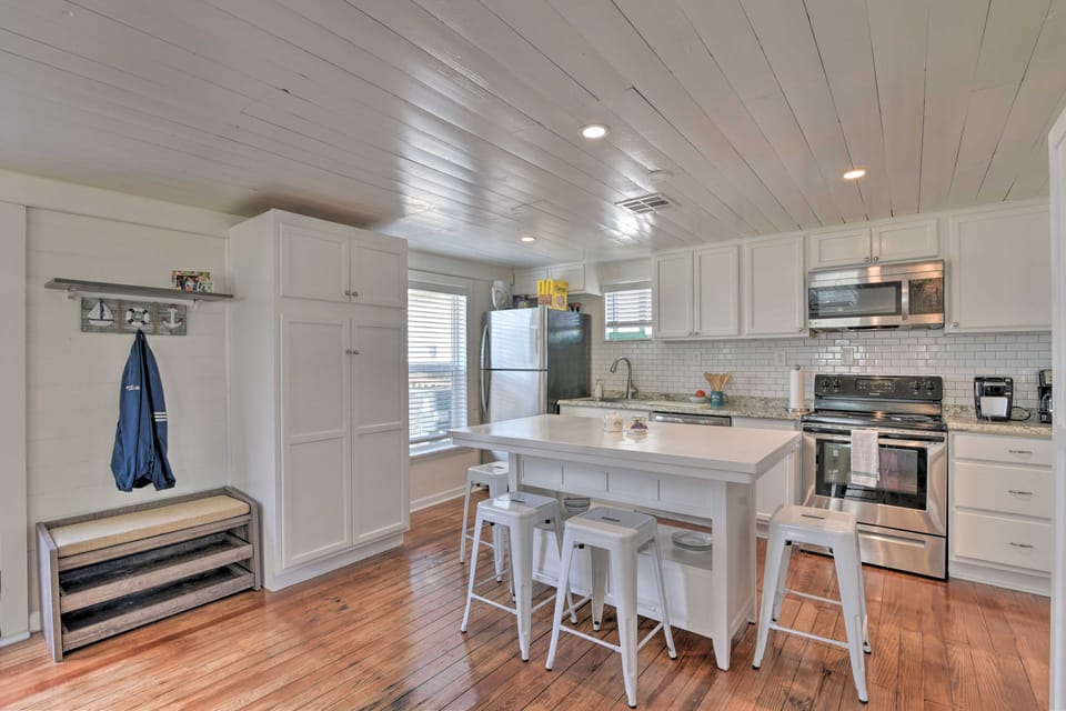 Walk to Beach & State Park! Bungalow in Galveston House in Hitchcock
