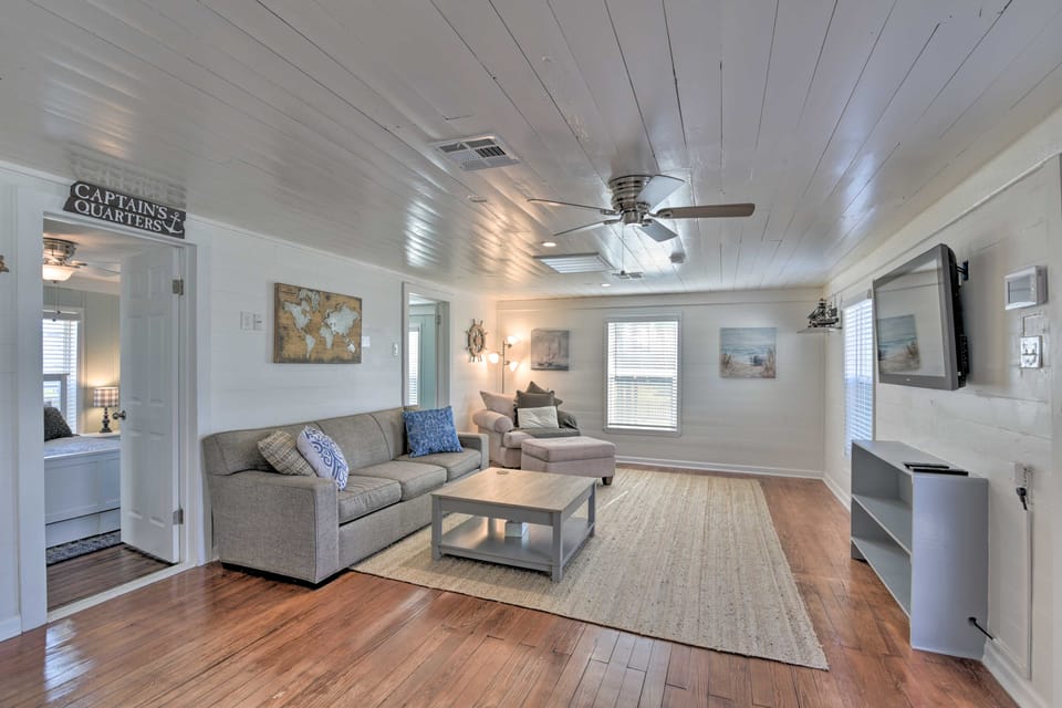 Walk to Beach & State Park! Bungalow in Galveston House in Hitchcock