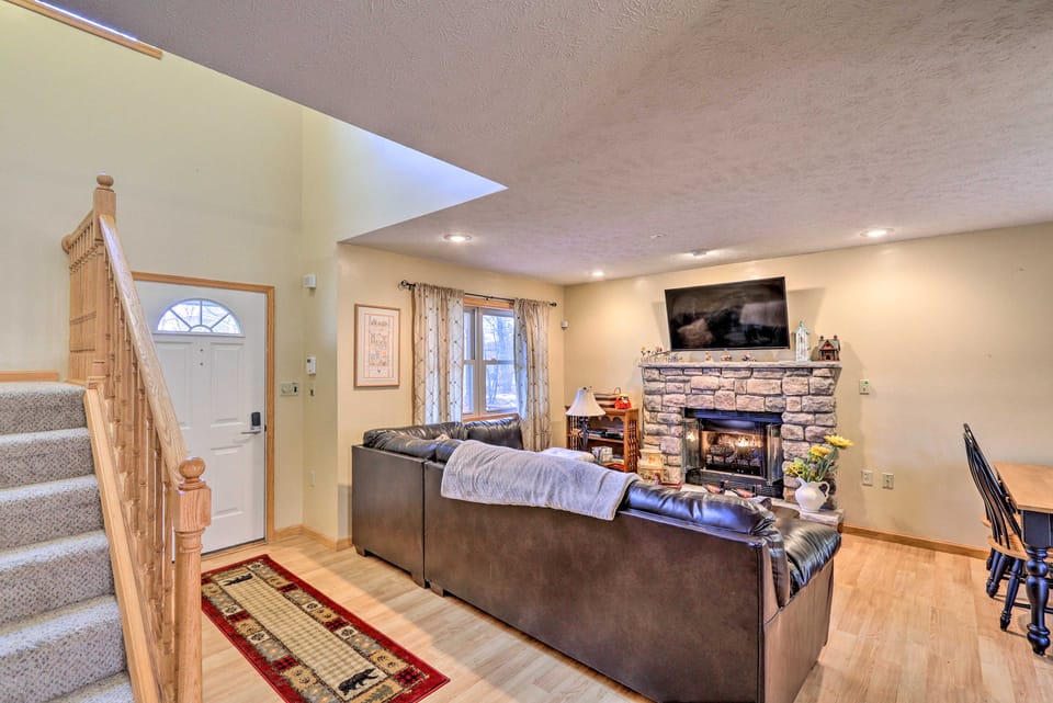 Walk to Pool & Lake: Albrightsville Vacation Home! House in Tunkhannock Township