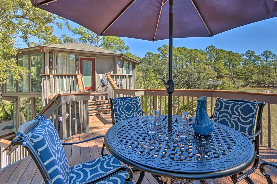 Walk to Harbour Town: Airy Treehouse w/ Bikes House in Hilton Head Island