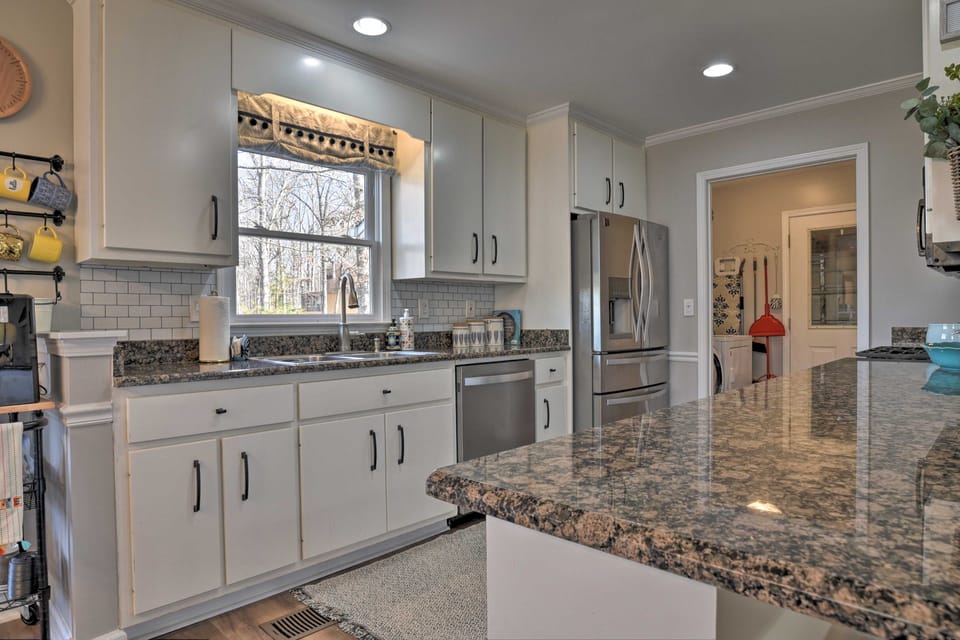 Large Lavonia Home w/ Party Dock on Lake Hartwell! House in Lake Hartwell