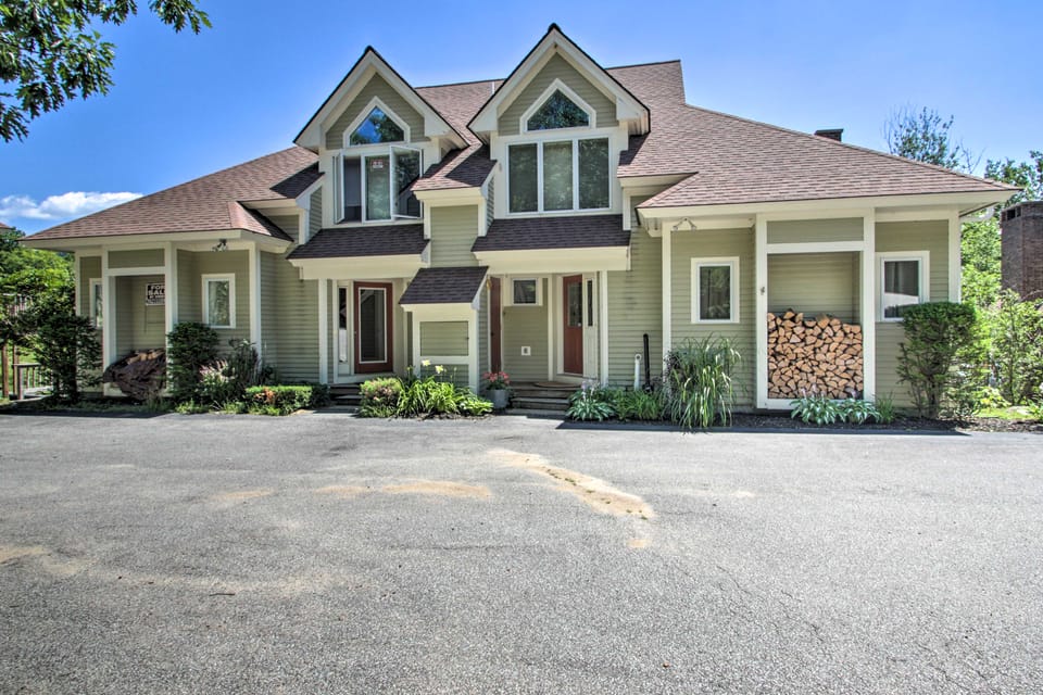 Spacious Ski-in/Out Black Mountain Home w/ Deck! House in Jackson