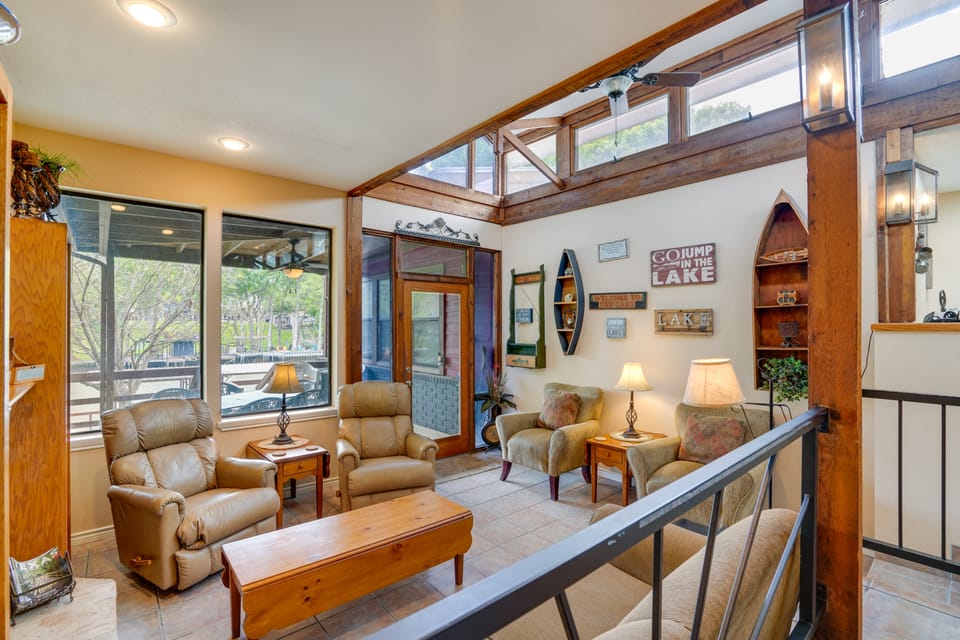 Deck & Gas Grill: Riverfront McQueeney Duplex House in McQueeney