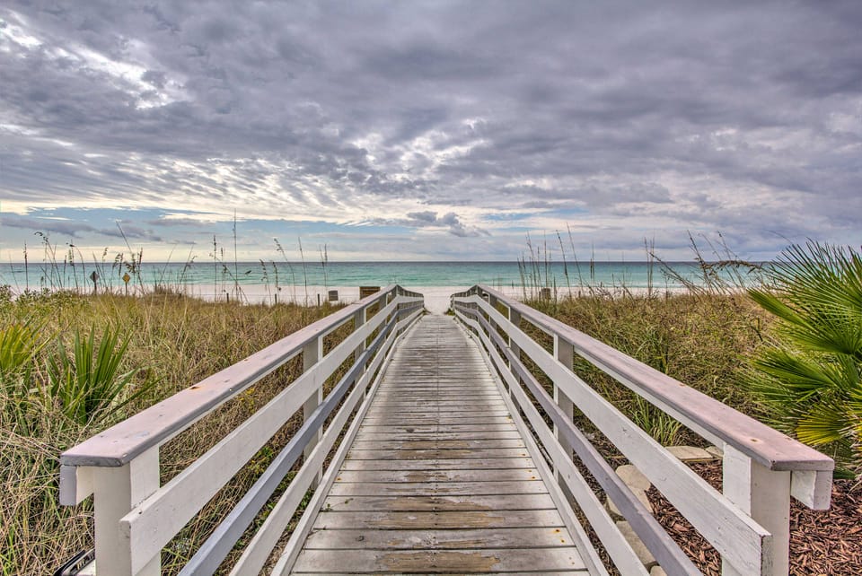 High-Rise PCB Condo w/ Oceanfront Views & Pool! Apartment in Long Beach