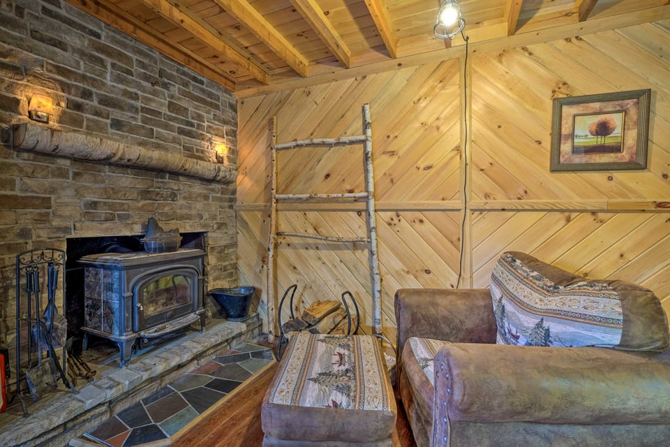 Secluded Johnsburg Retreat w/ Hot Tub & Fire Pit House in Capital District, NY, USA