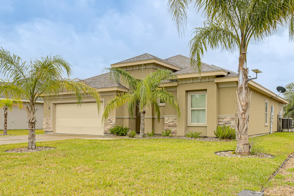 Laguna Vista Resort-Style Home, Private Pool & Spa House in Laguna Vista