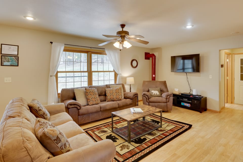 Mickelson Trail Access! Black Hills Group Lodge House in West Pennington