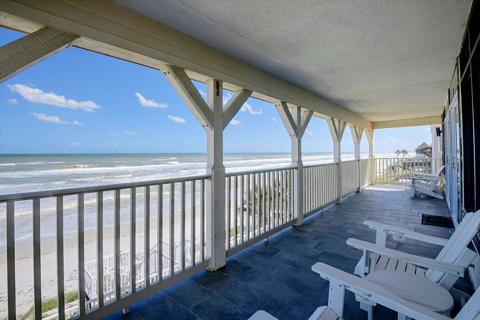 Oceanfront Escape on Wilbur Beach! House in Wilbur-By-The-Sea