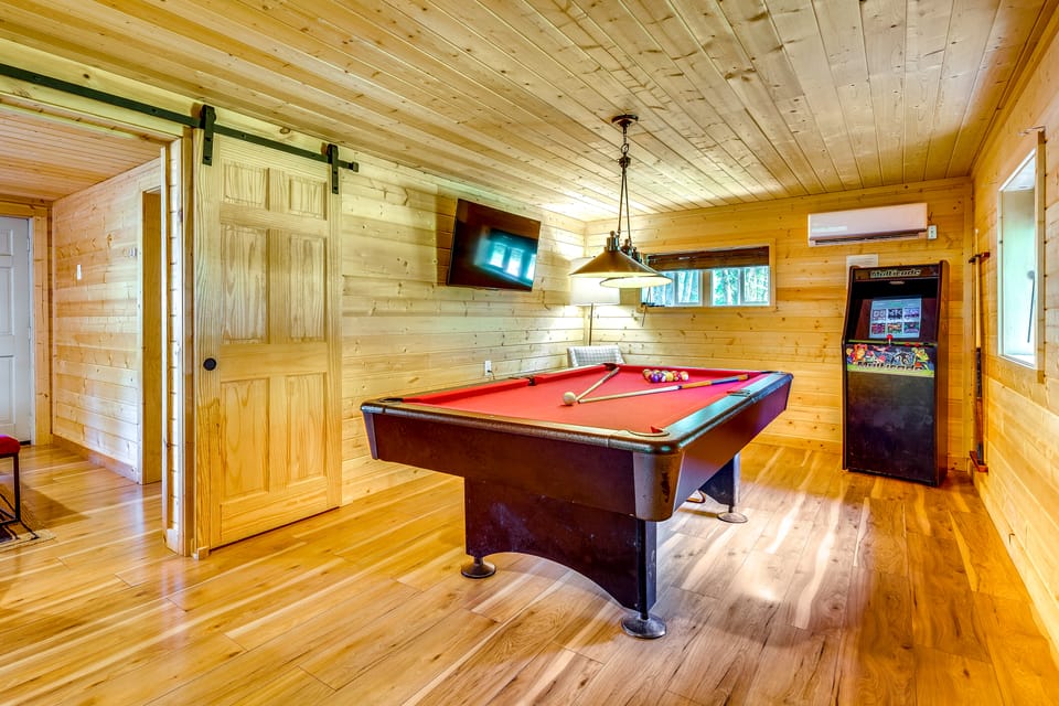 Creekside Smokies Log Cabin w/ Hot Tub & Game Room House in Sevier County