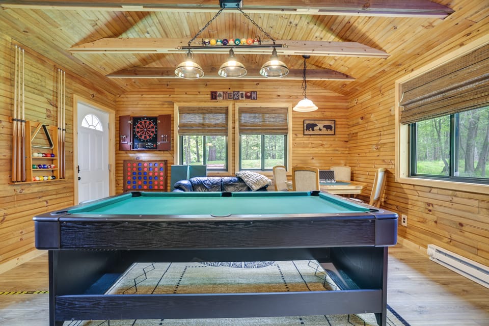Cozy Bear Den Cabin | Game Room & Golf Cart House in Coolbaugh Township
