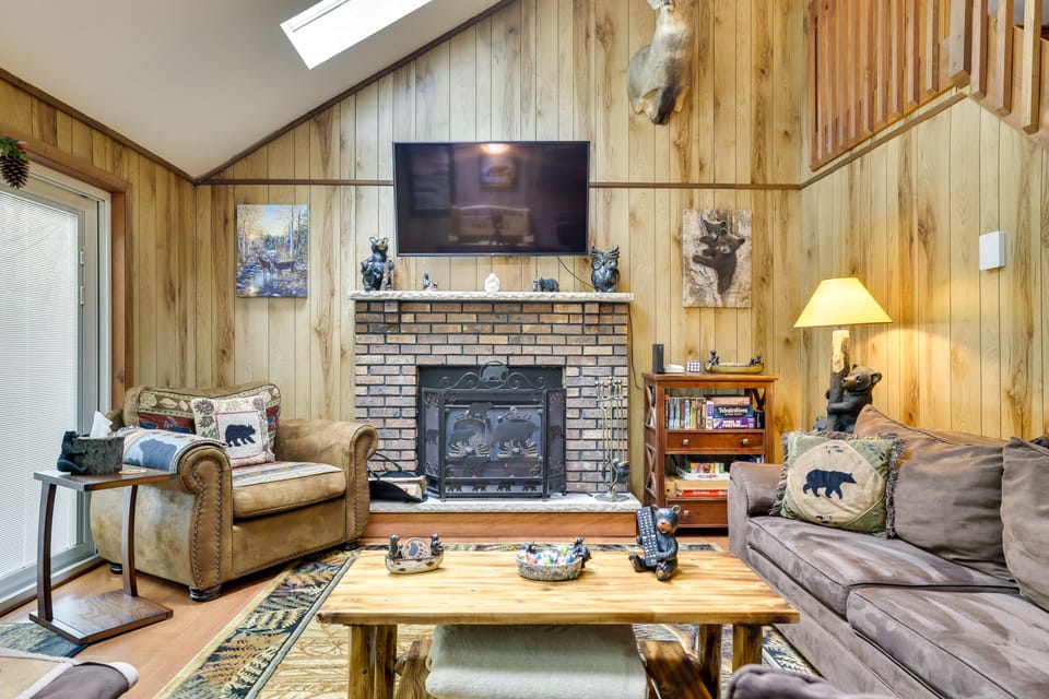 Cozy Bear Den Cabin | Game Room & Golf Cart House in Coolbaugh Township