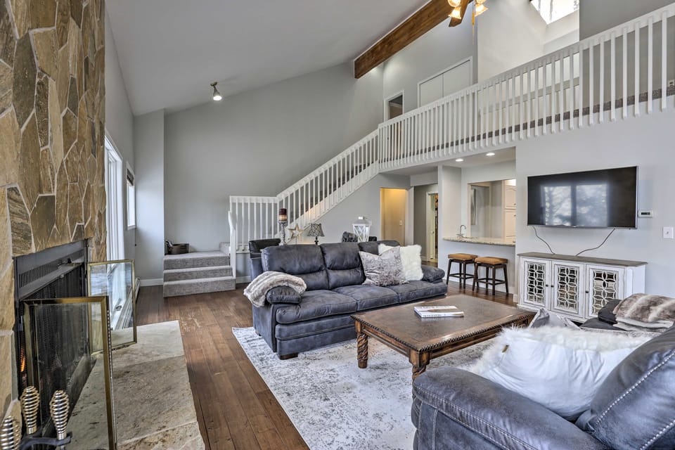 Avon Duplex w/ Hot Tub: Near Vail Hiking & Golf! Apartment in Eagle County