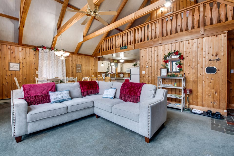 Fire Pit + Community Perks: Gouldsboro Cabin! House in Coolbaugh Township