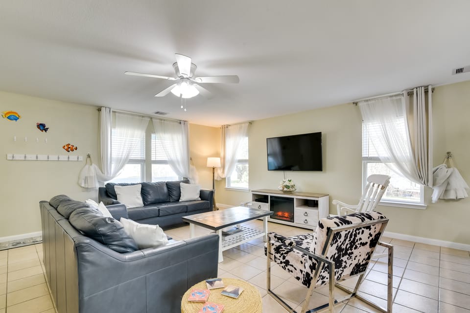 ‘Galloping Seahorse’ Seabrook Home ~ 4 Mi to NASA! House in Seabrook