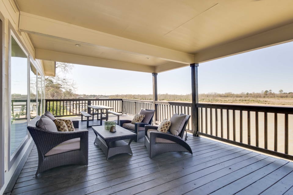 Spacious San Jacinto River Home w/ Waterfront Deck House in Houston