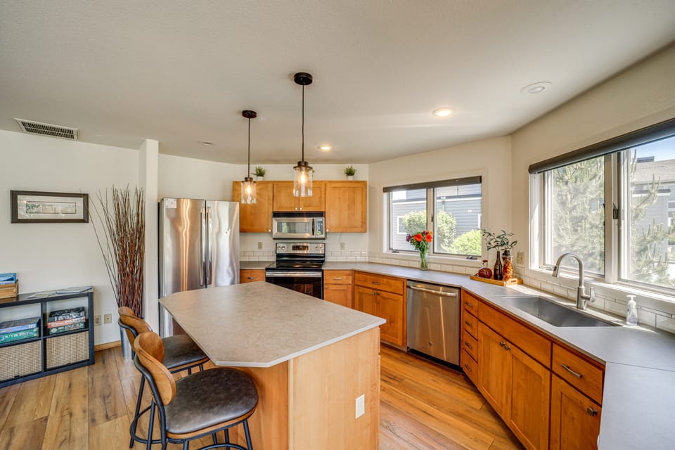 Modern Retreat w/ Hot Tub - Steps to Lake Chelan! House in Manson