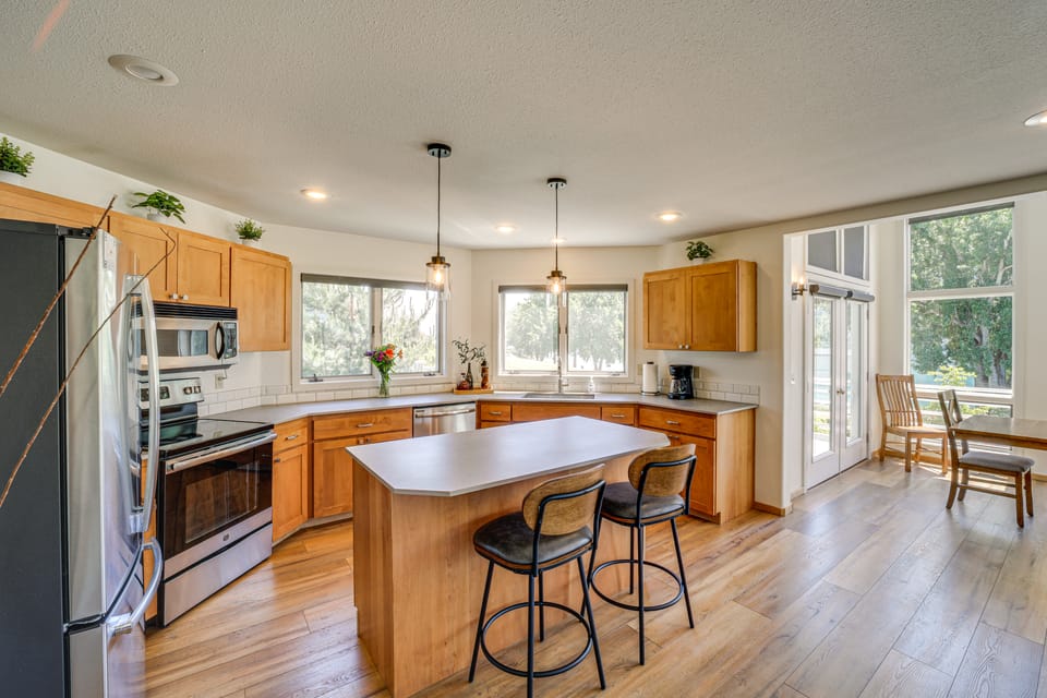 Modern Retreat w/ Hot Tub - Steps to Lake Chelan! House in Manson