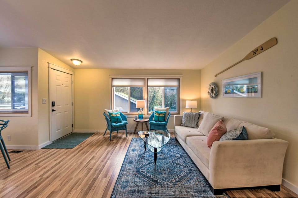 Cute Cottage w/ Deck Walk 115 Ft to Brewery & Cafe Cottage in Poulsbo