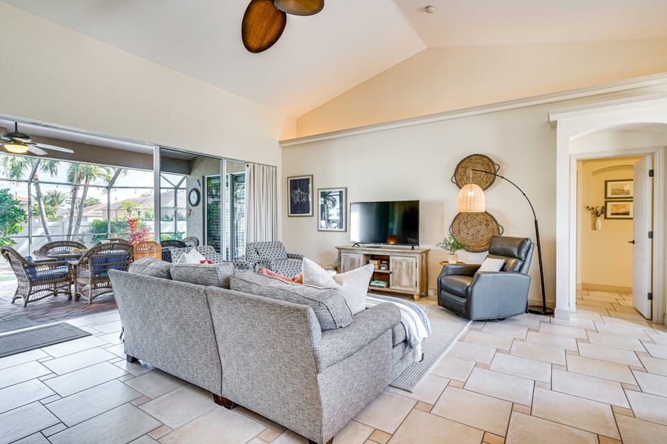 Spacious Oasis w/ Lagoon Pool & Spa in Cape Coral! House in Cape Coral