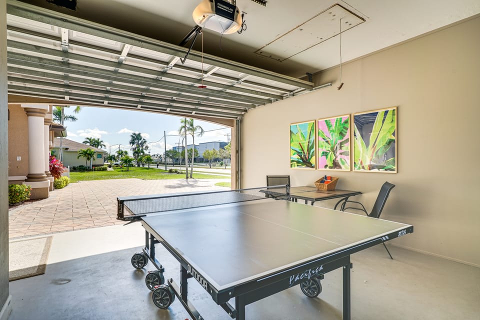 Spacious Oasis w/ Lagoon Pool & Spa in Cape Coral! House in Cape Coral